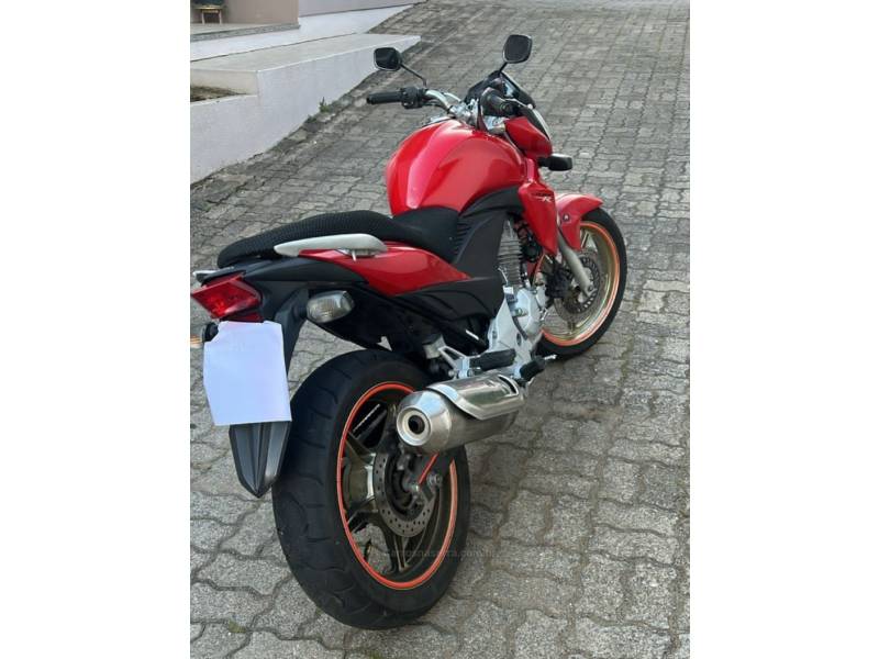 HONDA - CB 300R - 2015/2015 - Vermelha - R$ 16.900,00