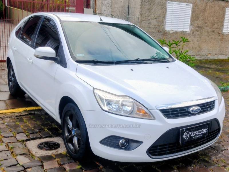 FORD - FOCUS - 2012/2013 - Branca - R$ 42.900,00