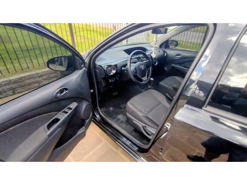 TOYOTA - ETIOS - 2020/2020 - Preta - R$ 75.900,00