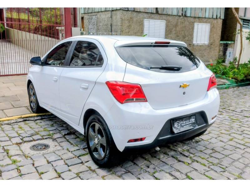 CHEVROLET - ONIX - 2017/2018 - Branca - R$ 59.900,00