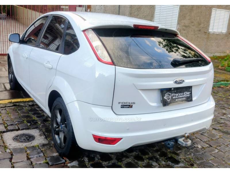 FORD - FOCUS - 2012/2013 - Branca - R$ 42.900,00