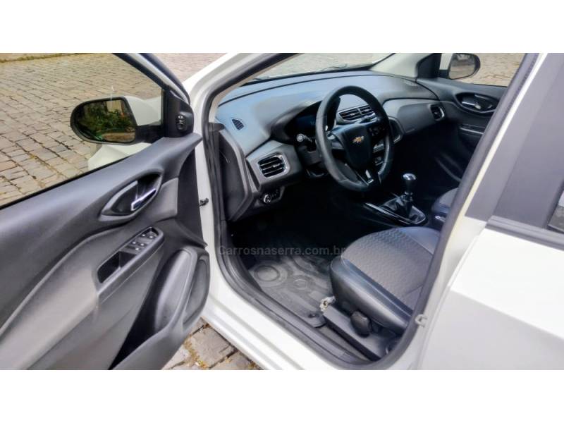 CHEVROLET - ONIX - 2017/2018 - Branca - R$ 59.900,00